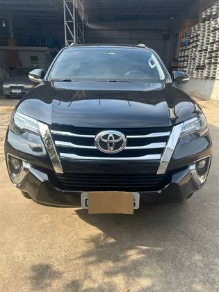 TOYOTA HILUX SW4 2.8 SRX 4X4 7 LUGARES 16V TURBO INTERCOOLER DIESEL 4P AUTOMÁTICO